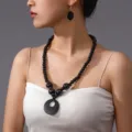 Handgemaakte zwarte houten kralen ketting en oorbellen set detailweergave voor dagelijkse mode. - Zwart