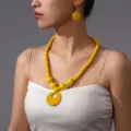 Set collana e orecchini di perle di legno giallo fatte a mano, gioielli donna dettaglio. - Giallo