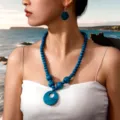 Set di gioielli dettagliato con collana e orecchini di perle di legno blu fatto a mano. - Teal