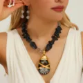 Gedetailleerd overzicht van de zwarte kristallen hangketting en oorbellen in trendy stijl. - Zwart