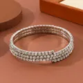 Vista di dettaglio di un bracciale da braccio multistrato in strass, design argentato. - Argento