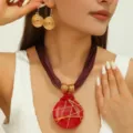 Set di gioielli chic con collana pendente in resina rossa geometrica e orecchini a spirale. - Rosso