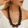 Set di gioielli con collana e orecchini di perline di legno bohémien per donne eleganti. - Caffè