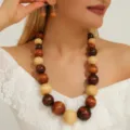 Ensemble collier et boucles d'oreilles en perles de bois bohème, détail bijoux naturels. - Café Mélangé