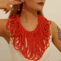 Boheemse rode kralen ketting en oorbellen set, Afrikaanse stijl statement sieraden detail. - Rood