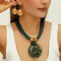 Set collana con ciondolo in pietra di resina verde geometrica stile europeo e orecchini. - Verde