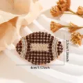 Gedetailleerd overzicht van een stijlvolle legering strass voetbal broche voor kleding en tassen. - Rugbybal