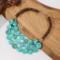 Meerlaagse statement ketting met turquoise acryl schijven en bruine houten kralen. - Hemelsblauw