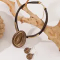 Boheemse bruine lederen koord ketting en spiraal oorbellen set met hars hanger voor dames - koffiekleur