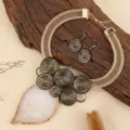 Gouden mesh choker halsketting en spiraal oorbellen set met grote witte hars hanger voor vrouwen. - Goud Zwart
