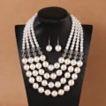 Set van meerlaagse kunstmatige parelketting en oorbellen met kristallen voor vrouwen detail. - Wit