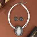 Set van geometrische hars edelsteen gevlochten ketting en oorbellen voor dames. - Wit