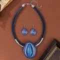Blauw leren koord hars edelsteen ketting oorbellen set, handgemaakte draad ontwerp detail weergave. - Blauw