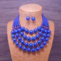 Gedetailleerd overzicht van de meerstrands blauwe parelketting en oorbellen sieradenset. - Blauw