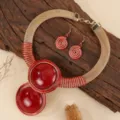 Detailweergave van de opvallende rode hars en gouden aluminium draad ketting set. - Rood