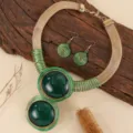 Prachtige set sieraden met groene harssteen en goudkleurige draad gewikkelde ketting. - Groen