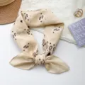 Sciarpa bandana beige cachemire in cotone da donna, fazzoletto estivo leggero e accessorio moda chic. - MBFJ41 - Bianco sporco