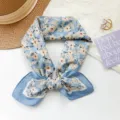 Piccolo foulard floreale in cotone blu, stile vintage per collo o testa in estate chic. - MBFJ36 - Blu