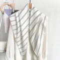 Klassisches schwarz-weiß gestreiftes Dreieckstuch Detailansicht, elegantes Halstuch für Damen. - Weiß