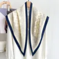 Elegante zijden sjaal met paisley-print en contrasterende donkerblauwe rand voor dames. - Blauw en Wit