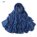 Vue détaillée du long foulard en mousseline bleue avec des bords nets et un beau drapé. - 29# Bleu Cloisonné