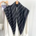 Schwarzes gestreiftes Dreiecktuch, elegantes Halstuch Detail für schicke Frühlingsoutfits. - Schwarz