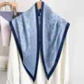 Lichtblauwe paisley zijden driehoekssjaal met donkerblauwe contrastrand, elegante zomeraccessoire. - Blauw