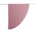 Vista ravvicinata dettagliata della sciarpa scialle a semicerchio in chiffon rosa. - Grigio Rosa