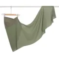 Dettaglio della sciarpa avvolgente in chiffon verde oliva con paillettes scintillanti e visiera morbida. - Verde Ossigeno