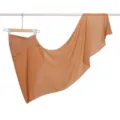 Dettaglio gonna avvolgente in chiffon brillante, elegante capo di abbigliamento da danza. - Caramella alla Mandorla