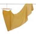 Sciarpa avvolgente in chiffon giallo senape con delicato effetto glitter, elegante design drappeggiato. - Burro