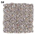 Détail de foulard carré en mousseline avec un délicat motif floral multicolore et texture. - Beige Géométrique