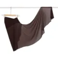 Vista di dettaglio di una sciarpa avvolgente in chiffon marrone scuro con paillettes su gruccia. - Caffè Americano