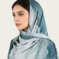 Foulard hijab en coton-soie tie-and-dye aquarelle bleu, elegant châle léger pour femmes. - C31