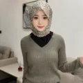 Vue détaillée du foulard triangulaire en coton et lin à fleurs rétro français pour femmes. - Floral Blanc