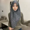 Vue détaillée du foulard triangulaire à motif floral bleu, élégant accessoire de tête. - Bleu Fleuri