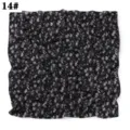 Vue détaillée du foulard carré en mousseline noire avec un joli imprimé floral délicat. - Fleur & Rayures