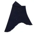 Gros plan détaillé du foulard hijab gris minéral orné de strass en lin cristallin. - Bleu marine