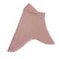 Gros plan détaillé du foulard hijab en chanvre cristal gris minéral orné de strass. - Brun Mousse