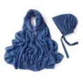 Gros plan détaillé du long foulard hijab en mousseline bleue et de son bonnet en modal. - 29# Bleu Cloisonné