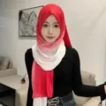 Vista de detalle de bufanda hijab de gasa degradada con efecto de transición bicolores - Rojo Blanco