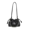 Vue détaillée d'un sac nuage noir, avec chaîne dorée élégante et délicates détails de serrage. - Noir
