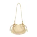Vue de détail de l'élégant sac bourse beige froncé avec une élégante chaîne dorée. - Light jaune