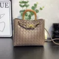 Handgefertigte echte Leder gewebte Handtasche mit stilvollem Metallknotengriff und Gurt. - Pinienkernbraun