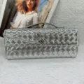 Borsa a tracolla intrecciata argentata da donna, pochette da sera con chiusura a nodo e fibbia. - Argento
