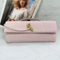 Borsa a pochette rosa in pelle intrecciata con elegante chiusura a nodo in metallo e stile baguette. - Rosa
