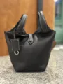 Schwarze Henkeltasche aus echtem Leder im Eimer-Design mit feiner Narbung und hellen Nähten. - S / Schwarz