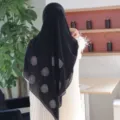 Schwarzer Chiffon Hijab Schal mit Strass Rosen Muster eleganter Kopftuch für Damen Alltag - 1 - Klassisches Schwarz