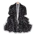 Vista dettagliata della sciarpa lunga in chiffon con stampa cuori bianco e nero, texture elegante. - 175cm / Nero