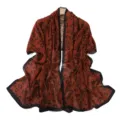 Dettaglio ravvicinato della sciarpa in chiffon con stampa di cuori neri su tessuto marrone. - 175cm / Marrone